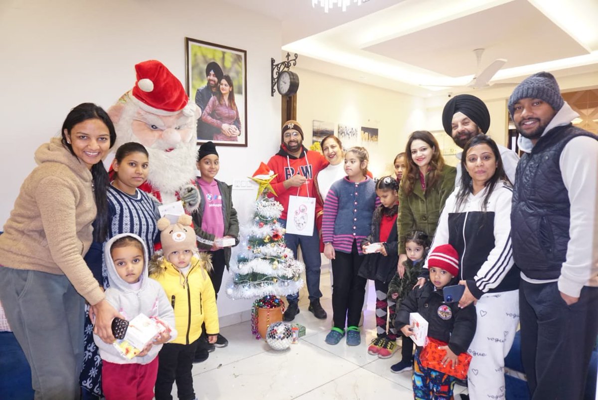 Offering Merry Treats!!
#DLFCityCentreChandigarh released #MerryVibes with #SpecialSurprises from #Santa in their #SantaGoesHome Drive.
#MeryTreats #MerryVibes #Glimpse #HappyFaces #SpreadHappiness #ShopAndWin #HolidaySeason #ShoppingDestination #Panchkula #ITPark #Chandigarh