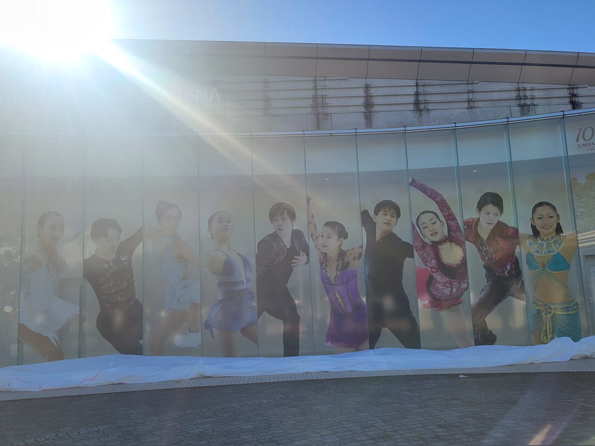 mika_gretel's tweet photo. 中京大学アイスアリーナのウィンドウグラフィックスお披露目とリンク内見学に行ってきました⛸️
まずはウィンドウグラフィックスの除幕⛸️
その後にリンク内見学😊
まずは2階席からリンクを温度のこととかの説明を聴きながら見学⛸️ https://t.co/6nmSqZrPXb
