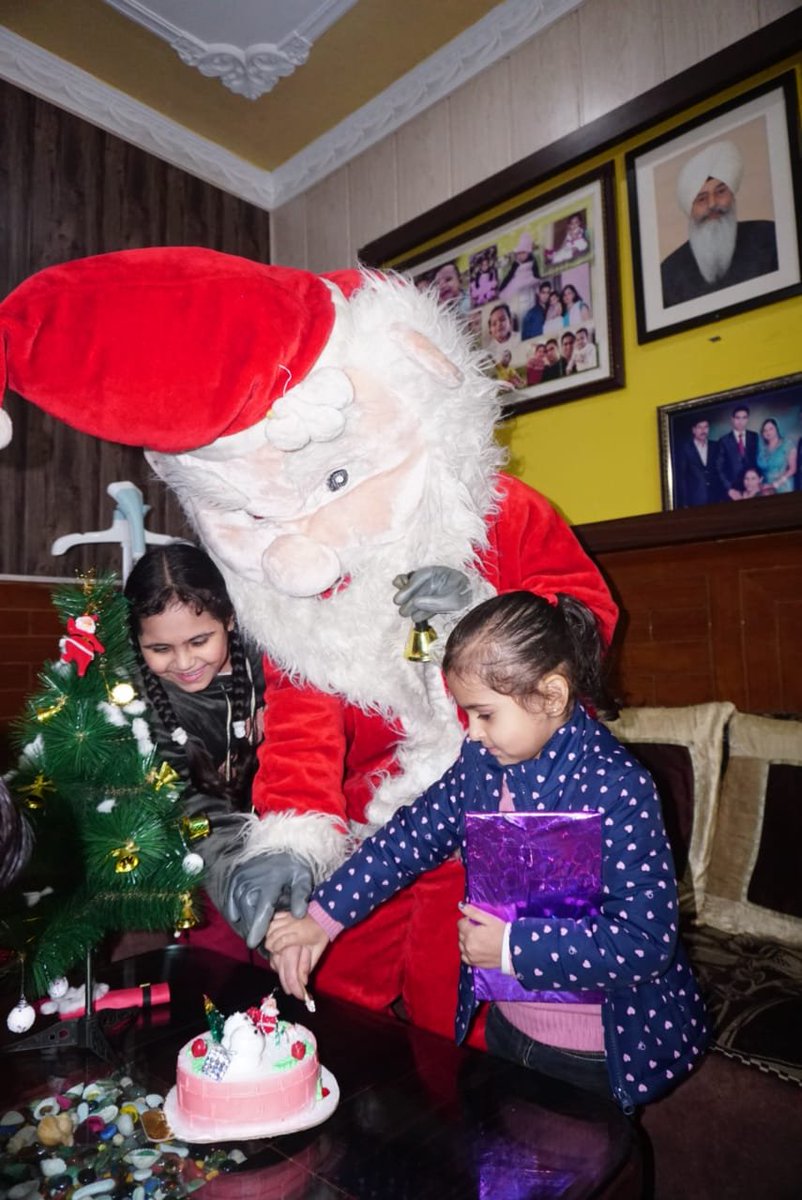 Creating Magical Moments!!
This is how #DLFCityCentreChandigarh #Celebrated the #Festival of #MerryVibes with Soulful Presents in their #SantaGoesHome Drive.

#MagicalMoments  #Surprises #Happiness #ShopAndWin #Gifts #BestShoppers #GiftingSeason #ShoppingCentre #Chandigarh