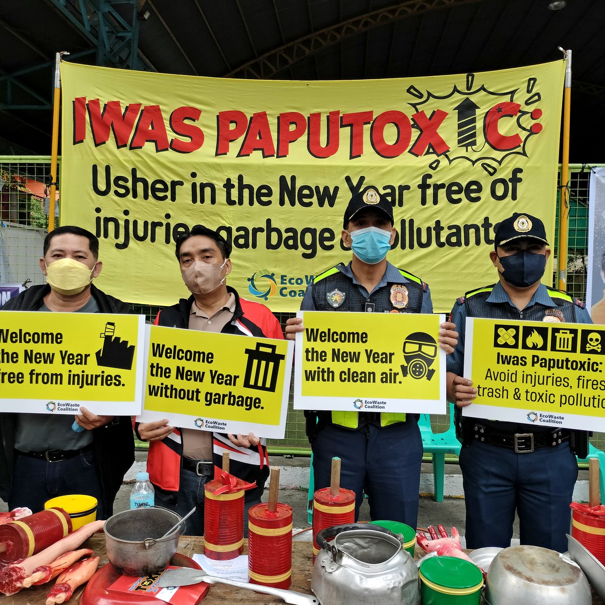 PRESS RELEASE | In its Iwas Paputoxic drive at Brgy. Bagong Silang, Caloocan City, @EWCoalition linked arms w/ barangay, health, fire & police officers to encourage the public to welcome 2023 sans fireworks-related injuries, fires & waste pollutants. 📝: bit.ly/3PYfIdx