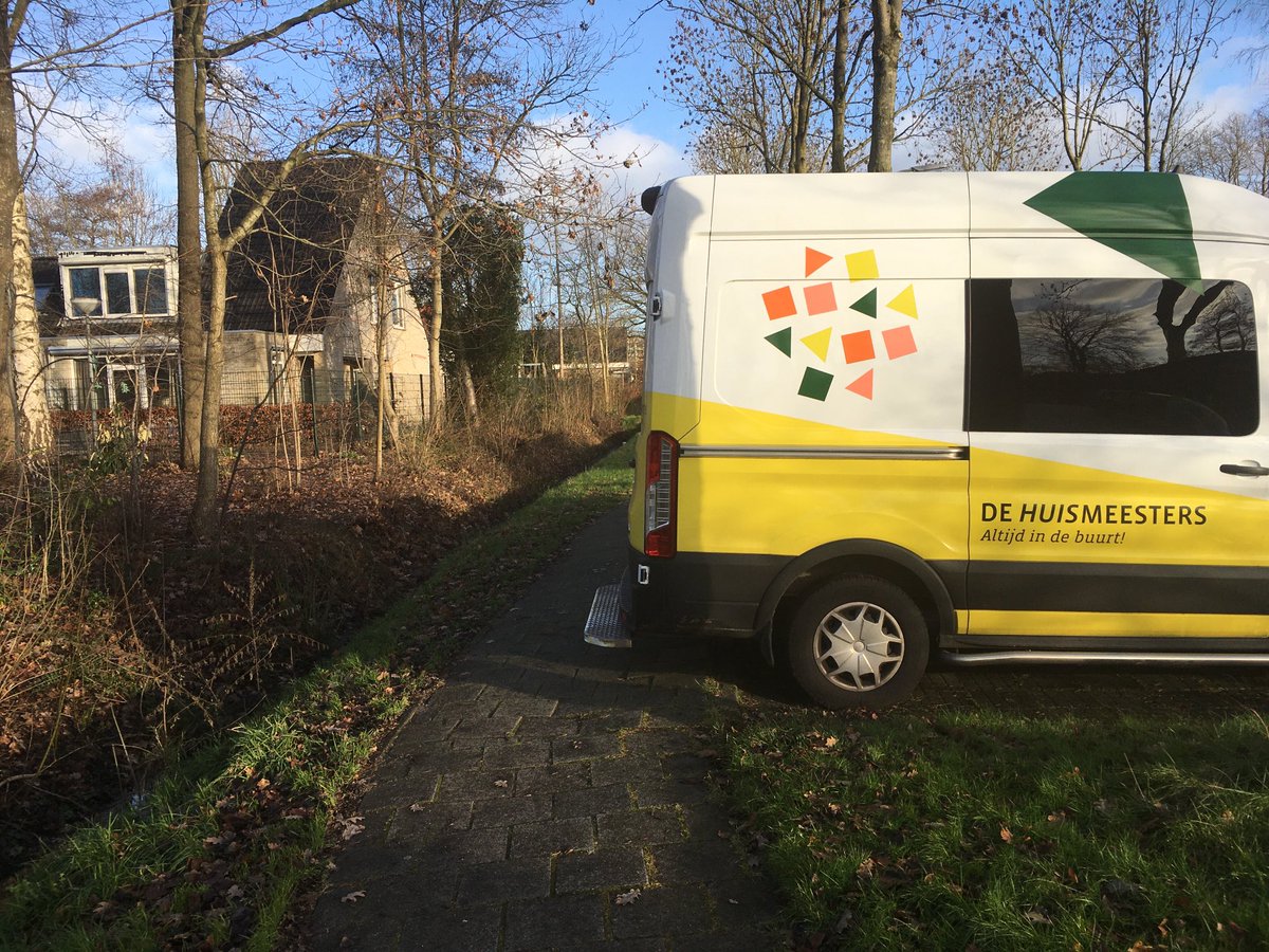 DietHensums's tweet photo. Fijn dat de weg vrij is maar het voetpad niet meer. Voor kinderwagens, rollatoren en rolstoelen is weg nu geblokkeerd. Schuin erachter is een ook nog een woonvorm voor mensen met een beperking. ⁦⁦@dehuismeesters⁩ deze bussen zijn te groot voor normale parkeerplaatsen. https://t.co/PIB0qNKf32