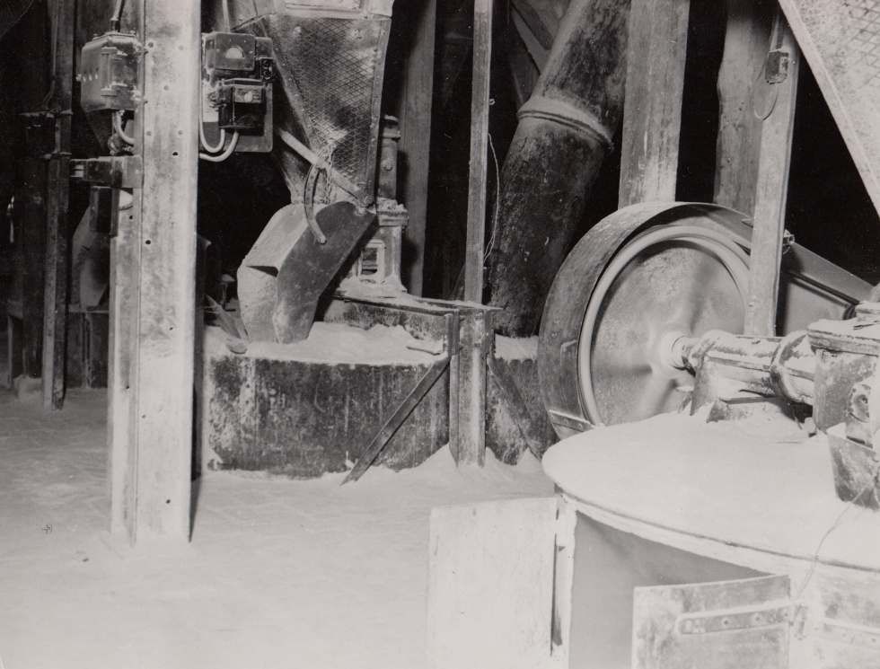 Gipsmuseum's tweet photo. Unser @museumdigital-Exponat des Tages via @auto_chirp: Ein um das Jahr 1950 entstandenes Foto eines "Harzer Kochers", der für die Herstellung von Stuckgips im Walkenrieder Gipswerk Kutzhütte verwendet wurde. #Museum #Harz #Geschichte #digsMus https://t.co/b8BDnHSyaq https://t.co/ciOhPdE6zf