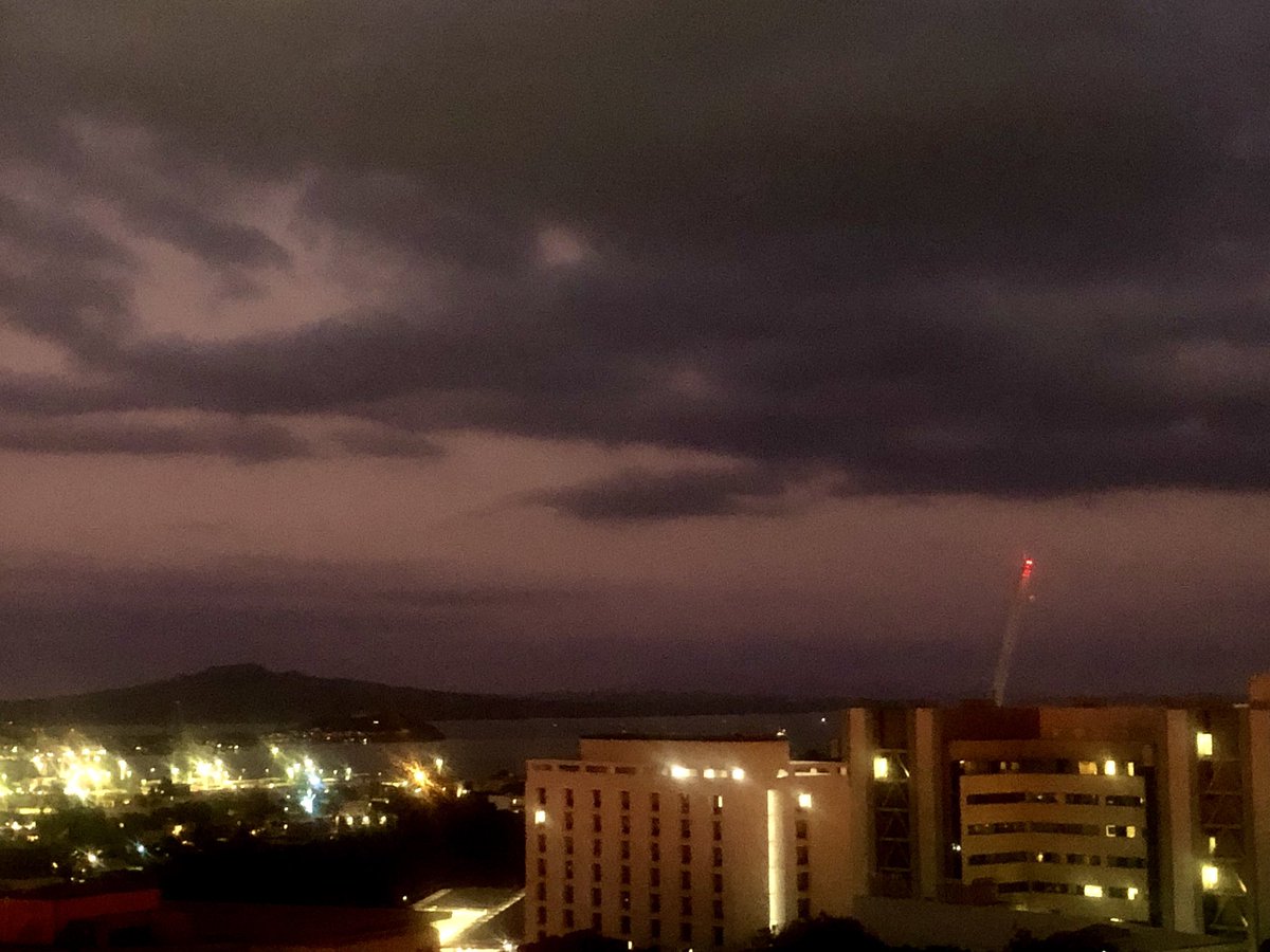 JaneBlackmoreNZ's tweet photo. Another beautiful summery evening in #Auckland tonight - looking north to Rangitoto & west to Waitākere
#ViewFromMyDesk https://t.co/iIJuRY2pdn