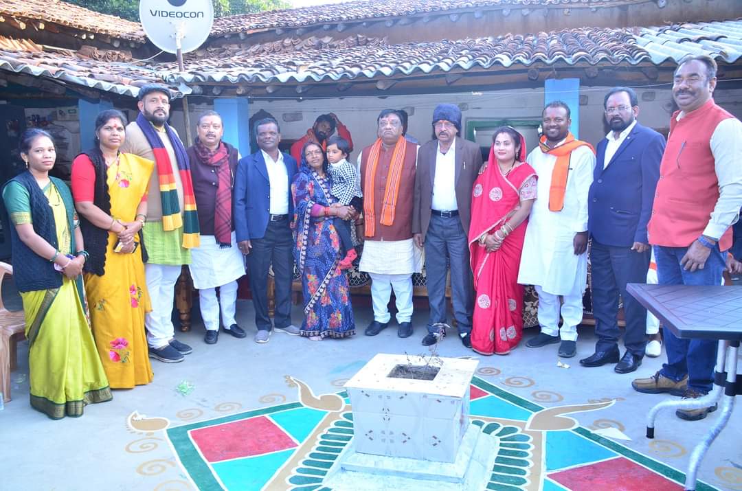 AnchalKishore's tweet photo. मेरे गृहनिवास बिशुनपुर आगमन के दौरान भोजन के लिए तथा सभी कार्यकर्ताओं और मेरे परिवारजनों को समय देने के लिए आदरणीय श्री नारायण चंदेल जी, प्रबल भैया, अनुराग भैया, भाजपा जिलाध्यक्ष आदरणीय कृष्ण बिहारी जायसवाल जी, मेरे गार्जियन पूर्व मंत्री श्री भैयालाल राजवाड़े जी का हृदय से आभार👏 https://t.co/86QFeebfb9