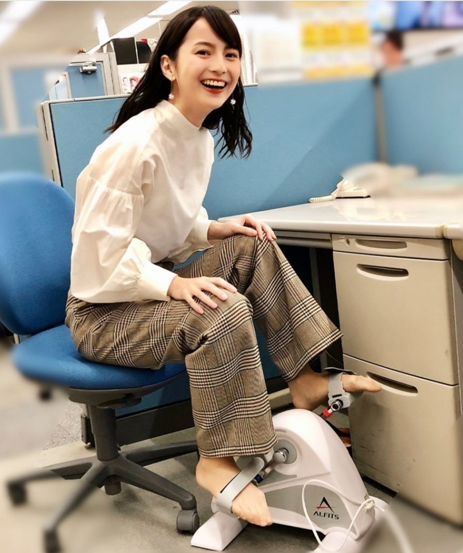 女子アナパンストつま先 