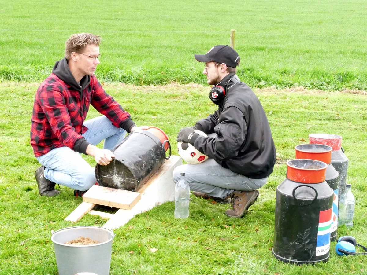 Tip 4: gebruik goed materiaal! Gebruik alleen een melkbus in goede staat met een stevige bodem. Een echte BOCK heeft ballen. Schiet met een plastic bal in plaats van een melkbusdeksel. Zorg dat de bus na het ontsteken niet achteruit kan schieten. 
#WieisdeBock