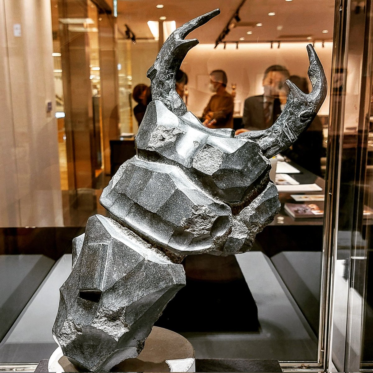 SeiwaSato15's tweet photo. ことし完成した作品で一番のお気に入り✨
「アンタエウスのトルソ」
アンタエウスオオクワガタは何度も作ったが、作品として進化してきている。彫刻として鑑賞する以外に何の使い道もない存在。
#彫刻 #オオクワガタ 
#アート #クワガタ https://t.co/qQBo23AngK
