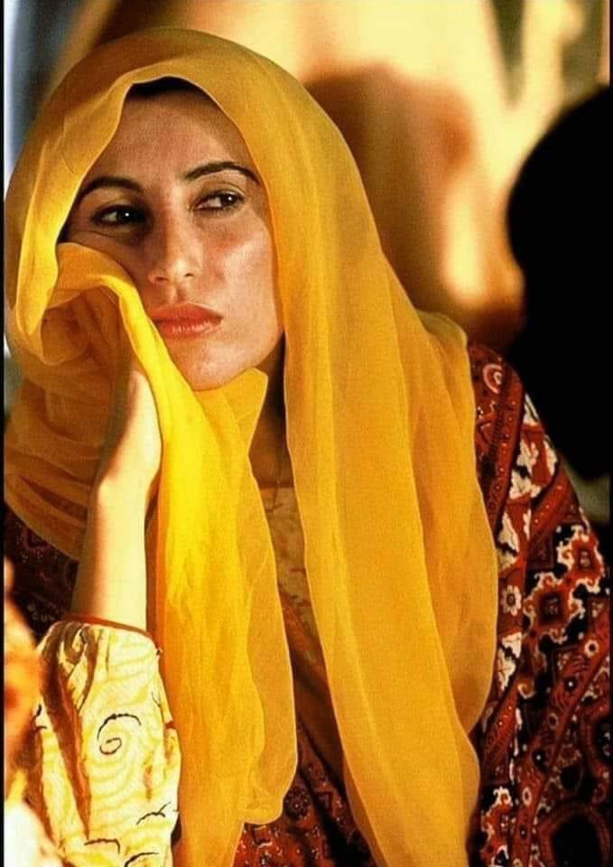 Bluehorizon333's tweet photo. اللّٰہ پاک جوار رحمت میں جگہ عطا فرمائے آمین
بی بی کے قاتل ابھی تک نہیں پکڑے جا سکے....افسوس
بس برسیاں منانا ہی فرض ٹھہرا...
بیٹے کو چاہیے نہیں تھا کہ دنیا اِدھر کی اُدھر کر دیتا مگر ماں کا قاتل پکڑواتا... اب تو چودہ پارٹیوں کا اشتراک ہے... 😑
#27th_December https://t.co/OyKPVHqRsM