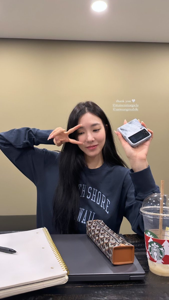 SNSDFIELD's tweet photo. Miss Tiffany Young flexing her flip phone🤭 https://t.co/ufjF0tXT9Z