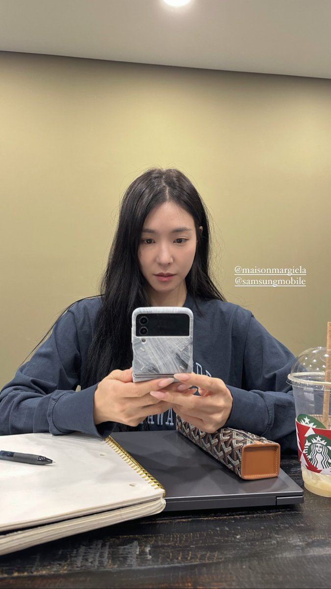 SNSDFIELD's tweet photo. Miss Tiffany Young flexing her flip phone🤭 https://t.co/ufjF0tXT9Z