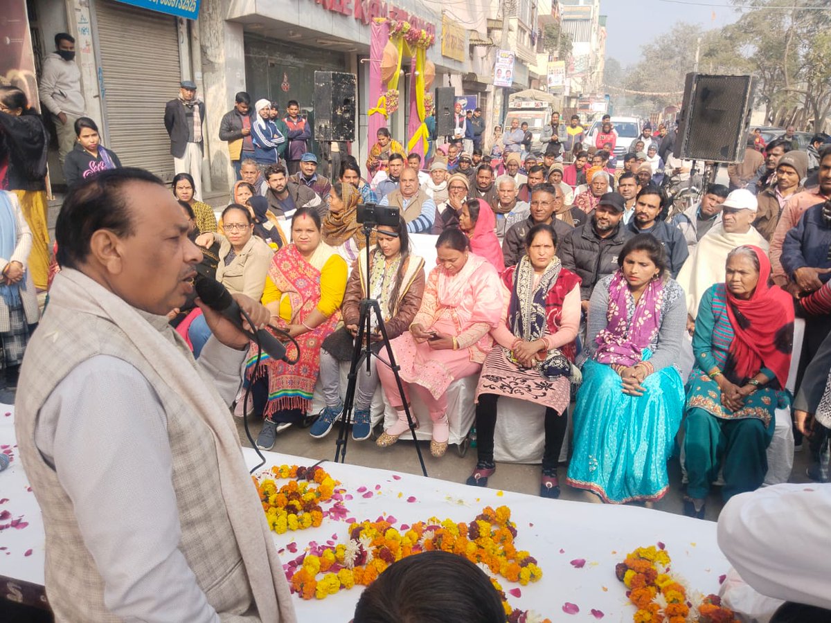 MohinderAAP's tweet photo. विजय विहार निवासियों को बहुत बहुत बधाई।

विजय विहार पेट्रोल पम्प वाली सड़क का निर्माण कार्य पूरा हुआ” 

निगम पार्षद पुष्पा सुरेन्द्र सोलंकी व स्थानीय निवासियों की गरिमामयी उपस्थित में आज यह सड़क जनता को समर्पित की । https://t.co/3WEeWLUogk