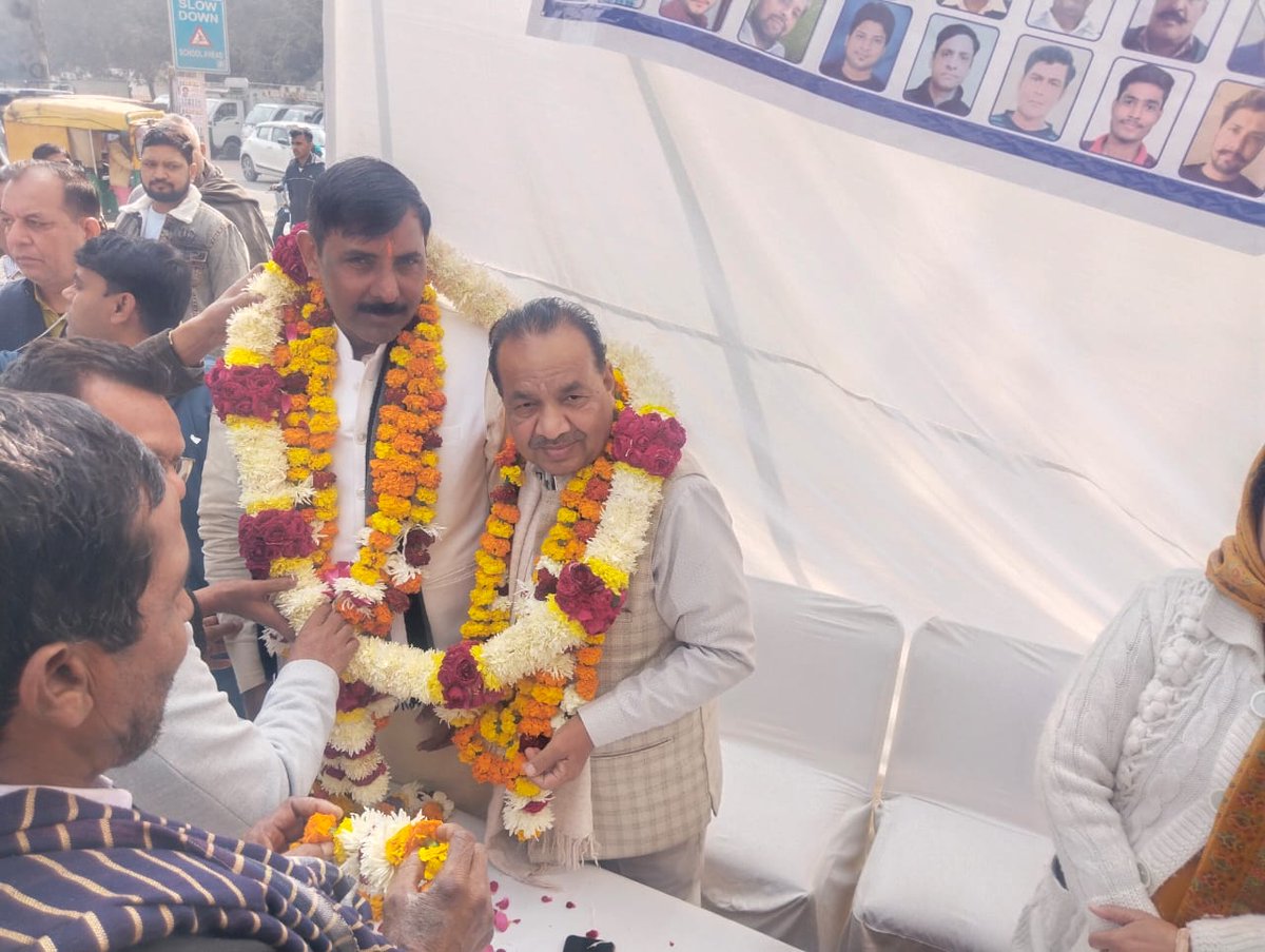MohinderAAP's tweet photo. विजय विहार निवासियों को बहुत बहुत बधाई।

विजय विहार पेट्रोल पम्प वाली सड़क का निर्माण कार्य पूरा हुआ” 

निगम पार्षद पुष्पा सुरेन्द्र सोलंकी व स्थानीय निवासियों की गरिमामयी उपस्थित में आज यह सड़क जनता को समर्पित की । https://t.co/3WEeWLUogk
