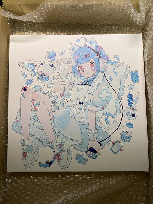 エク先生の不真面目ナースちゃんのキャンバスアートが届いたー!ギャラリーで生で見た時も感じだけど、本当に綺麗な青で見惚れてしまう……飾る場所考えなきゃ 