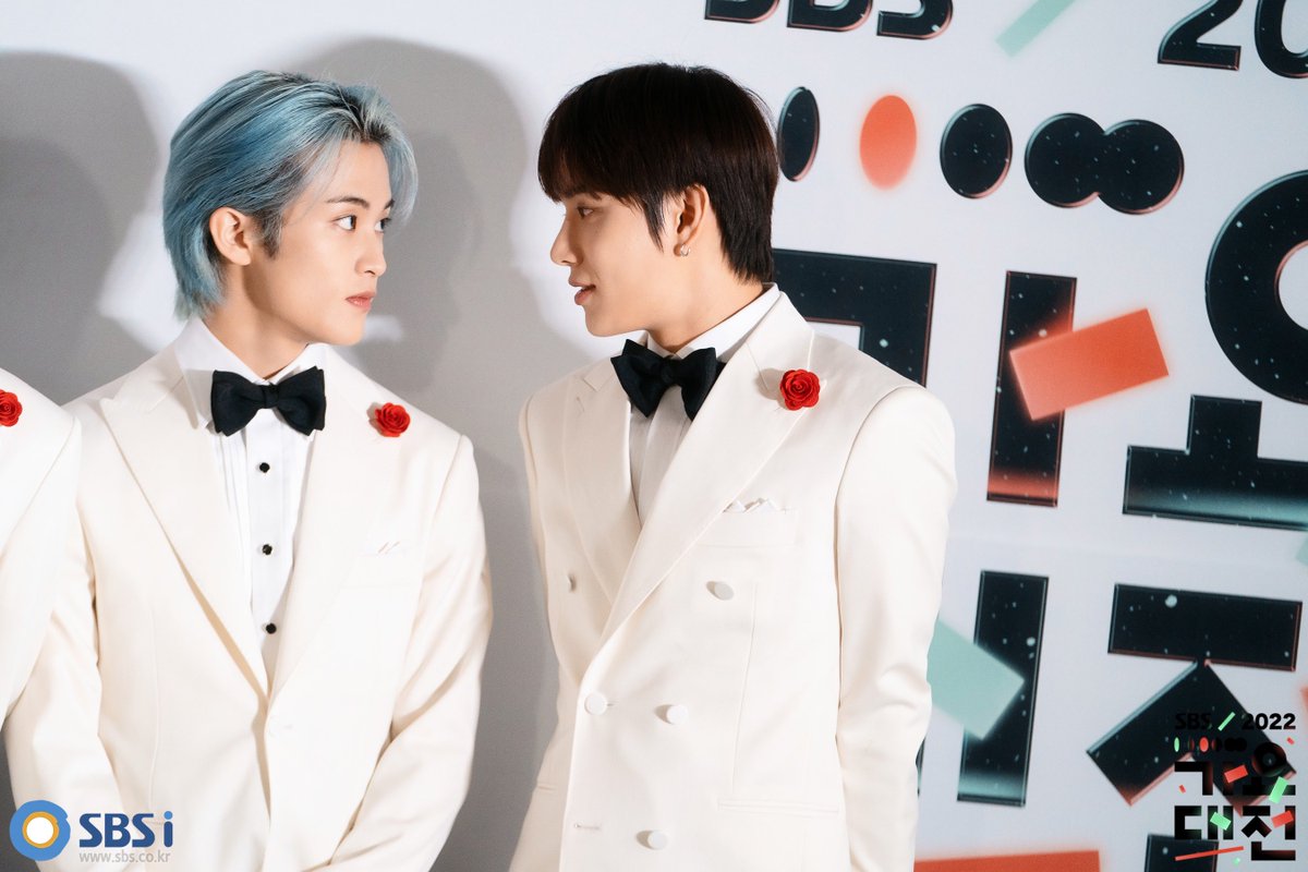 only4mkjw's tweet photo. [221227]

가요대전 현장포토 포토월
https://t.co/U52JqzW6gr

아기부부 공중파에 결혼 발표했나요 https://t.co/1gmJpX8Nue