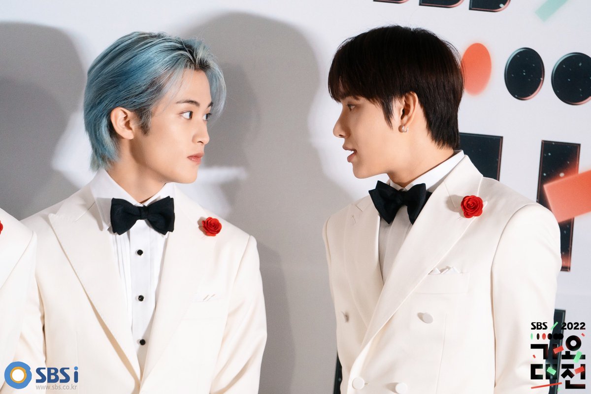 only4mkjw's tweet photo. [221227]

가요대전 현장포토 포토월
https://t.co/U52JqzW6gr

아기부부 공중파에 결혼 발표했나요 https://t.co/1gmJpX8Nue