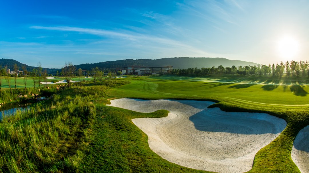 OpticsValleyCN's tweet photo. #DYK #OVC's Yishan Golf Club ranks 4th in China's top 10 golf clubs?⛳

With 7,236 yards of native landscape fairways, this 88.7-hectares club is the largest and best golf club in Central China.🏌️ #VibrantOVC #OVCsports https://t.co/MkcOaKJd69
