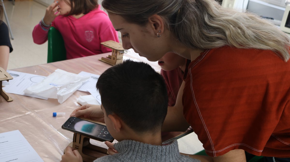 biook_org's tweet photo. Muy bien ayer dentro de la programación #Gabonaldia en el primer taller de Biook. Los chicos y chicas de #Barakaldo construyeron su microscopio, y se quedaron fascinados investigando #daphnia.

#Ciencia #Talleres #steam #microbiologia #Cruces #Ayuntamientobarakaldo #bizkaia https://t.co/N7HQHxKf9p