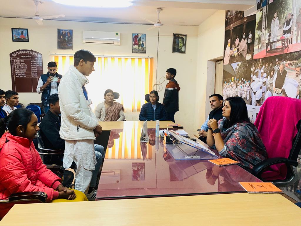 rscpcr's tweet image. डिजिटल बाल मेला संस्था की ओर से ‘ मैं भी बाल सरपंच ‘ अभियान के तहत आयोग कार्यालय पहुँचे बच्चे..
आयोग अध्यक्ष श्रीमती संगीता बेनीवाल से बच्चों ने  ‘किया संवाद’..
 आयोग अध्यक्ष ने किया बच्चों को प्रोत्साहित..
@RajCMO
@SangeetaBeniwa3 
@shiv_naga 
@AkhilNSJaipur