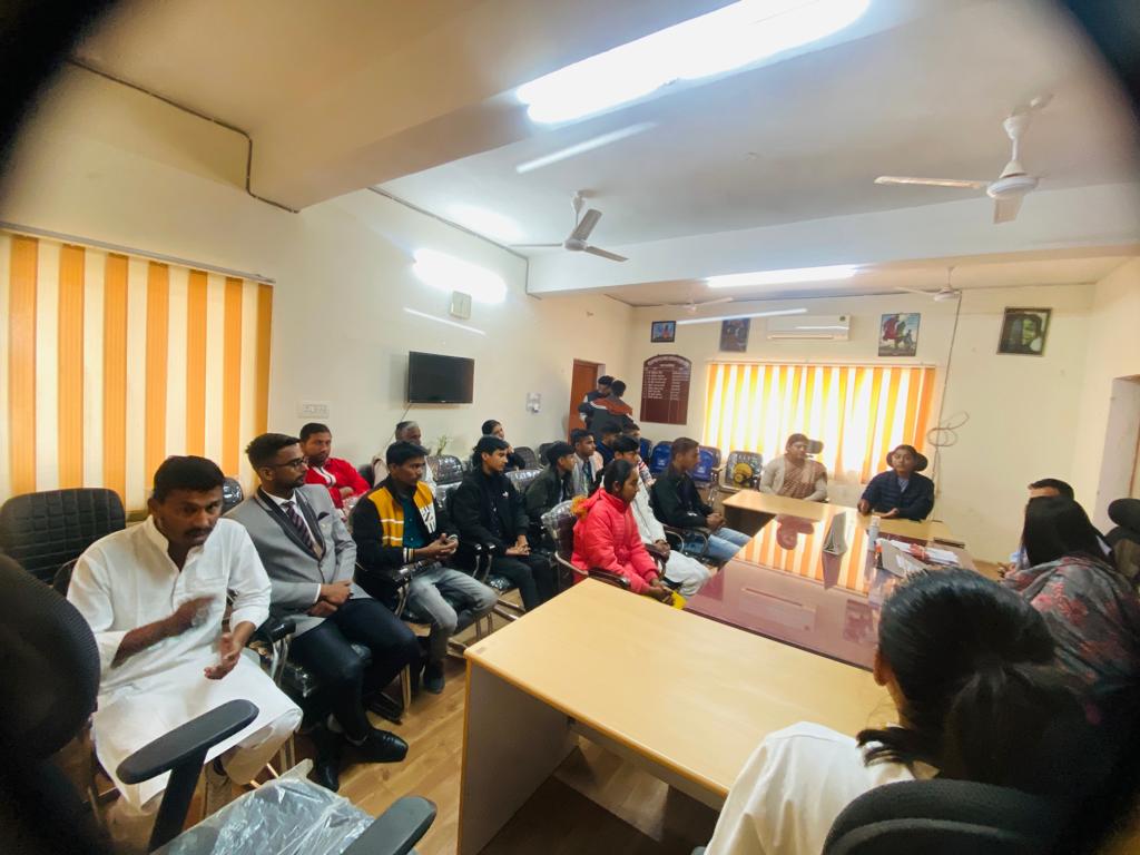 rscpcr's tweet image. डिजिटल बाल मेला संस्था की ओर से ‘ मैं भी बाल सरपंच ‘ अभियान के तहत आयोग कार्यालय पहुँचे बच्चे..
आयोग अध्यक्ष श्रीमती संगीता बेनीवाल से बच्चों ने  ‘किया संवाद’..
 आयोग अध्यक्ष ने किया बच्चों को प्रोत्साहित..
@RajCMO
@SangeetaBeniwa3 
@shiv_naga 
@AkhilNSJaipur