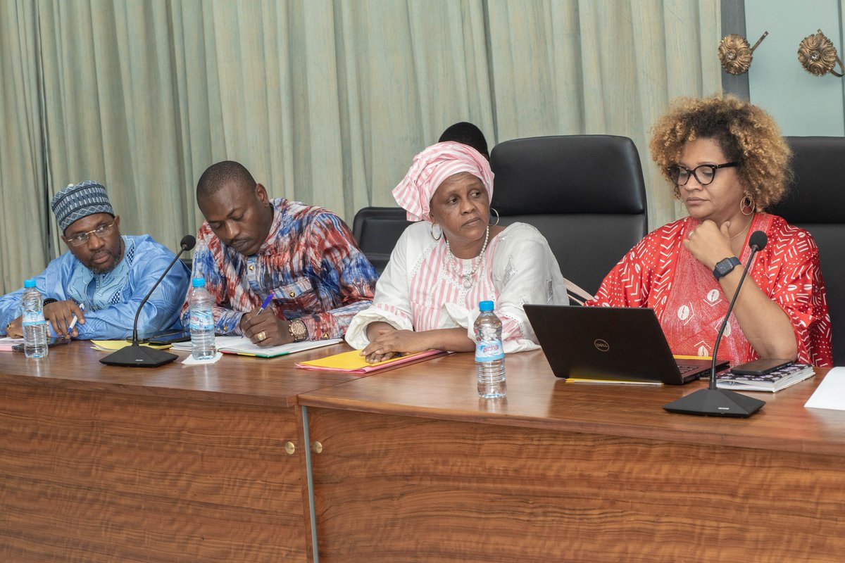 #MCIPME🇬🇳
Devant les conseillers nationaux du #CNT, la Ministre <a href="/LLouopou/">LAMAH Louopou</a> a fait part des perspectives de son département pour 2023 dont :
👉 la poursuite des activités liés à l'approvisionnement correct et régulier du marché guinéen en denrées de première nécessité...👇