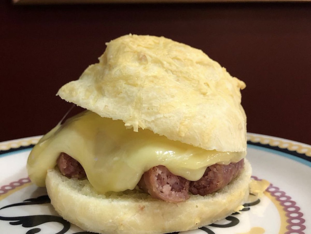 memandafoods's tweet photo. Amassaria esse pão de queijo recheado de linguiça mineira e queijo padrão? https://t.co/TEsC5CkrHn