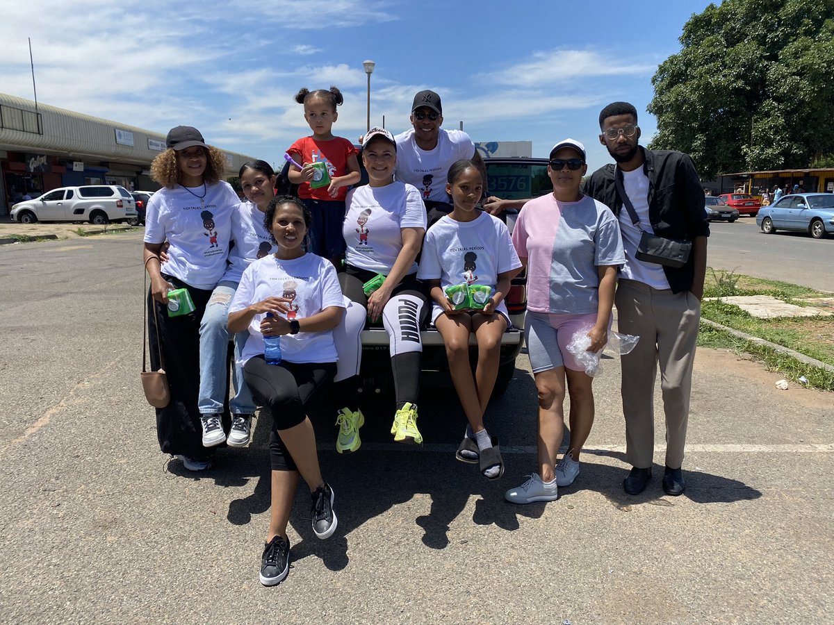 thepadrun's tweet photo. On Christmas Eve we kicked off our festive donation drive with drives in Cape Town &amp; Johannesburg. Thank you to Kelly Baloyi from Girls Leading Change in Cape Town for always collaborating so effectively with us. #ThePadRun https://t.co/OwZTuTbV8z
