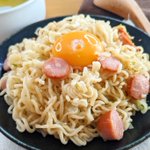 あのサッポロ一番が大変身!「汁なしウインナー塩ラーメン」。