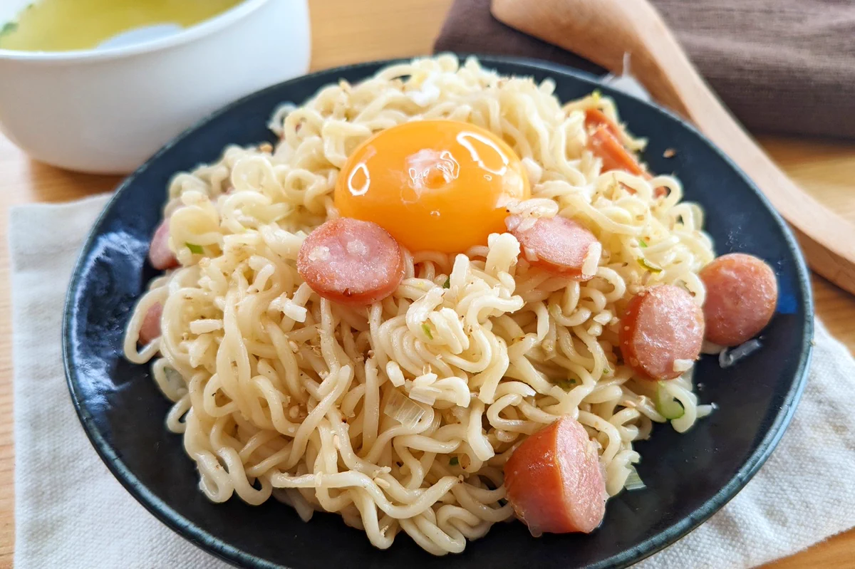 あのサッポロ一番が大変身！「汁なしウインナー塩ラーメン」。