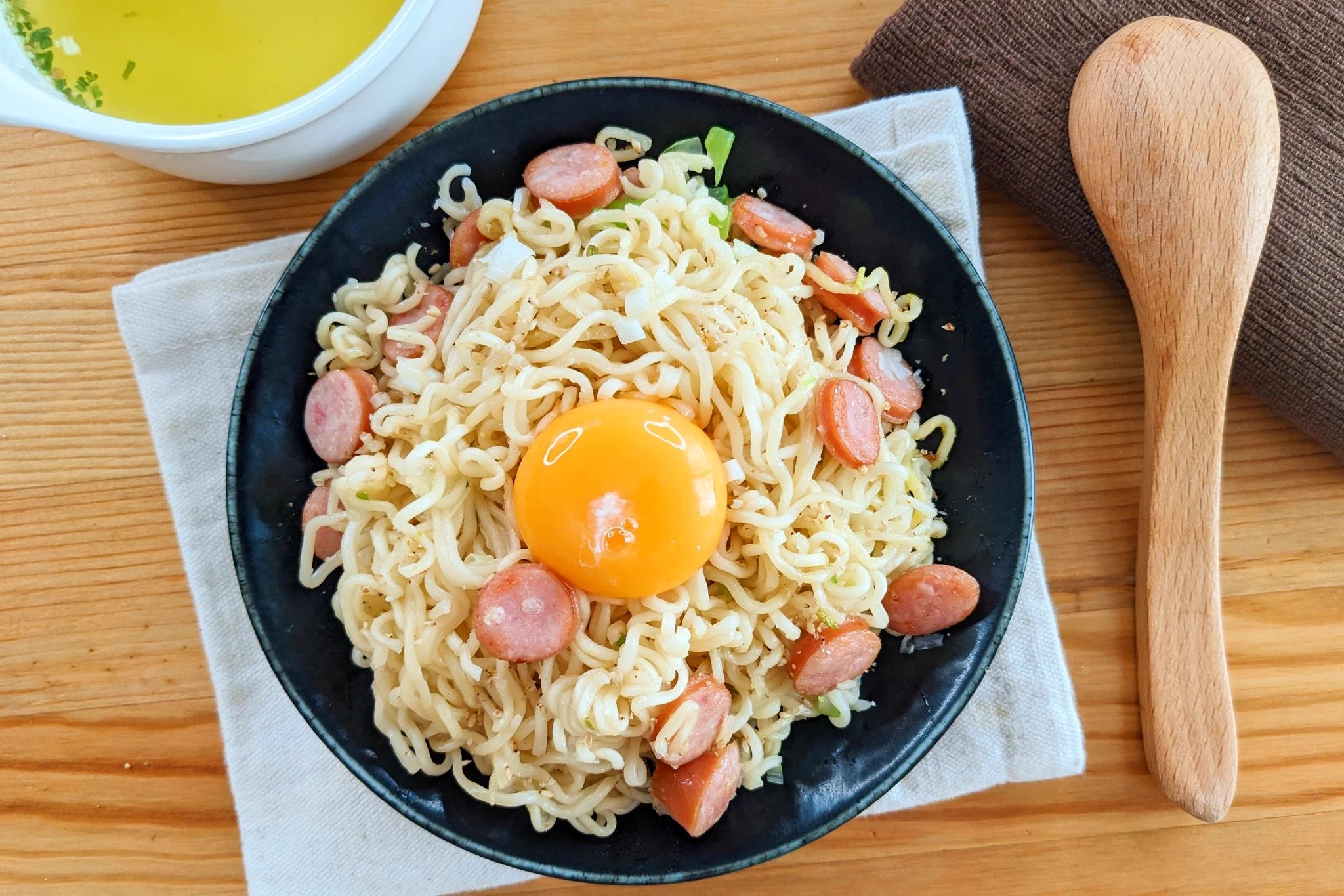 あのサッポロ一番が大変身！「汁なしウインナー塩ラーメン」。