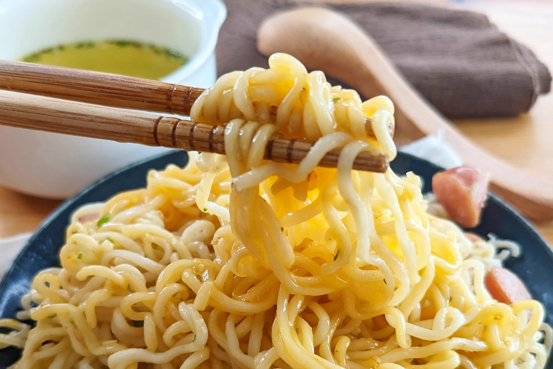 あのサッポロ一番が大変身！「汁なしウインナー塩ラーメン」。