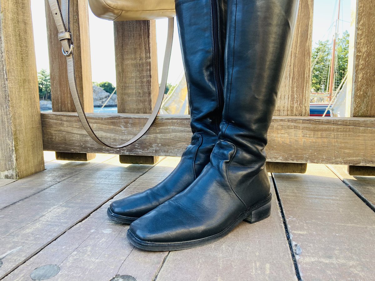 Alicefemdom's tweet photo. รองเท้าบูทที่เหยียบย่ำทาส ใส่ลุยเหยียบหิมะ ใครอยากได้bootsติดต่อมา ไว้กราบบูชา #femdom https://t.co/CF6WiuVsGo