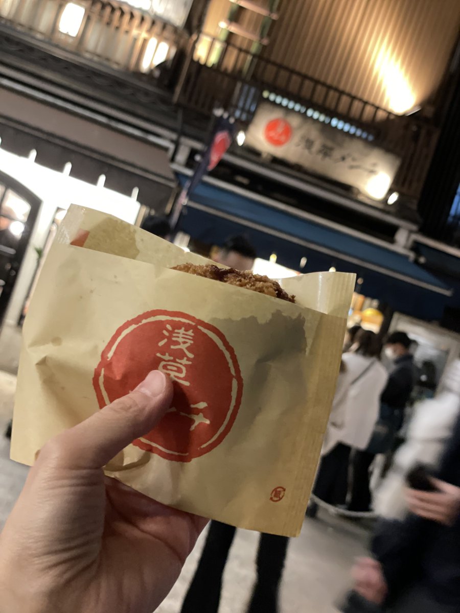 「一昨日の食べ歩き写真のせるのうっかりした。食べるのに夢中だったからこれしか 」|irua🐏のイラスト