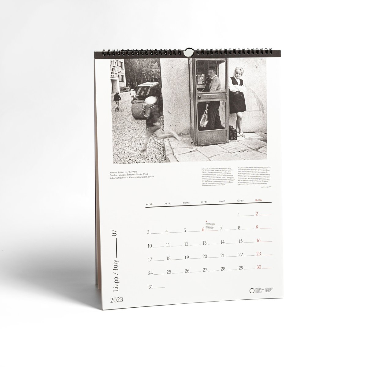 Naujuosius 2023 metų kalendorius jau galima įsigyti el. parduotuvėje ir mūsų muziejų bei galerijų kasose! 

Šį kartą kalendorius puošia kūriniai, kuriais pasirinkome pažymėti septynis besikeičiančio Vilniaus šimtmečius.

shop.lndm.lt/malonios-smulk…