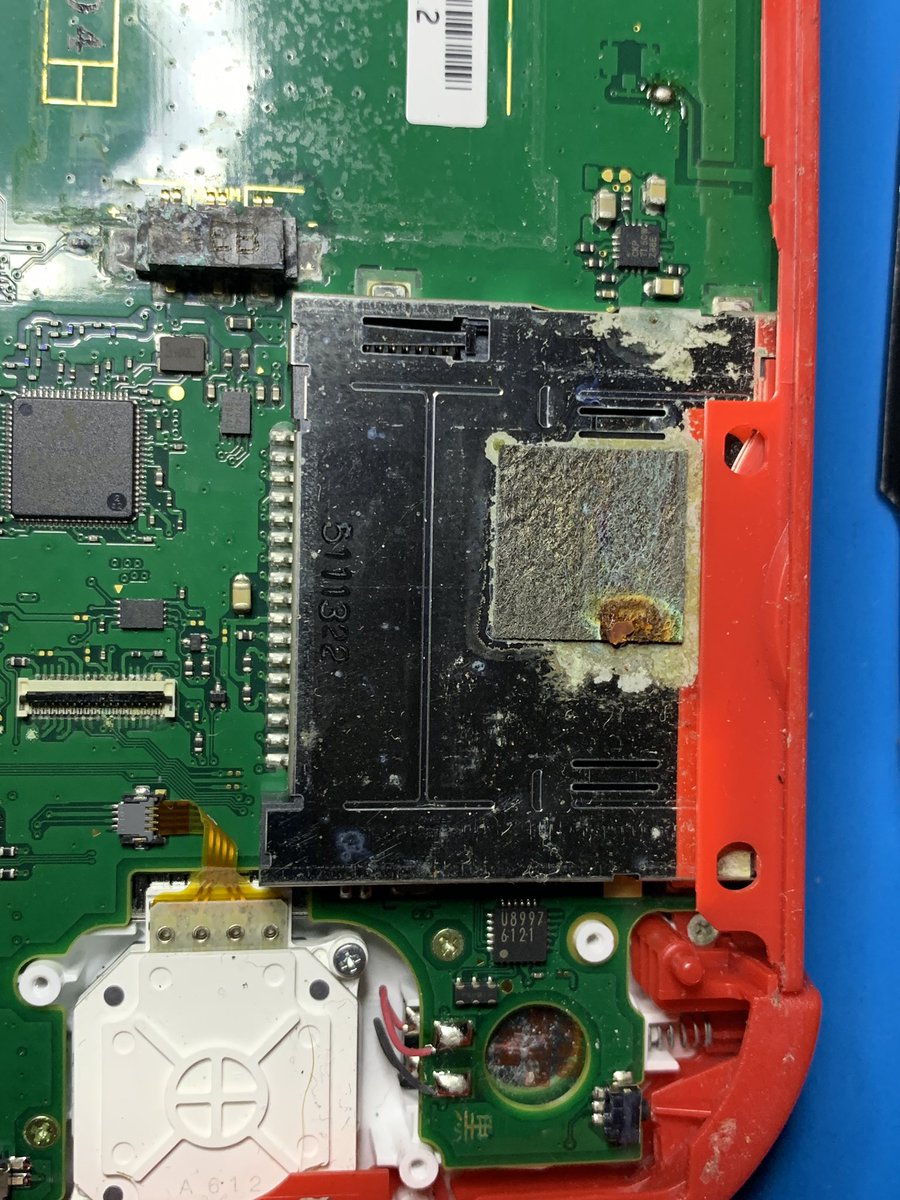 Brand99_'s tweet image. Nintendo 2DS sold as “doesnt turn on, no signs of life” well damn I’m not surprised by the amount of corrosion in this thing holyyy shii… 😆🤣