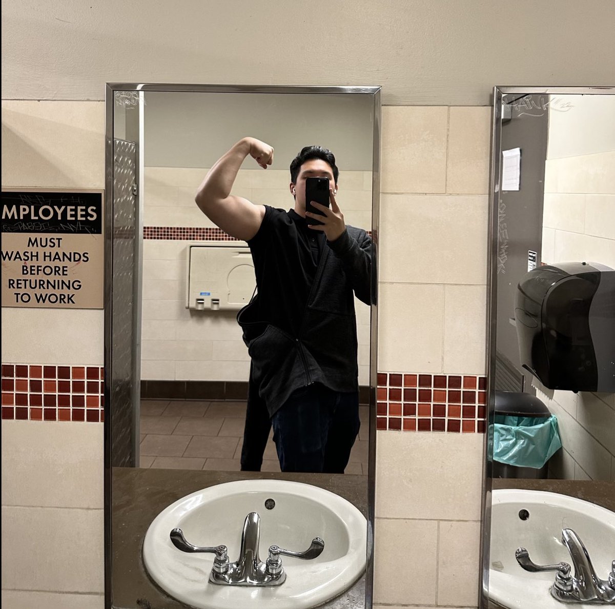 MOCAkyle's tweet image. Almost 9 months deep. Now to cut down from 217 to 180 by the 1 year mark.
