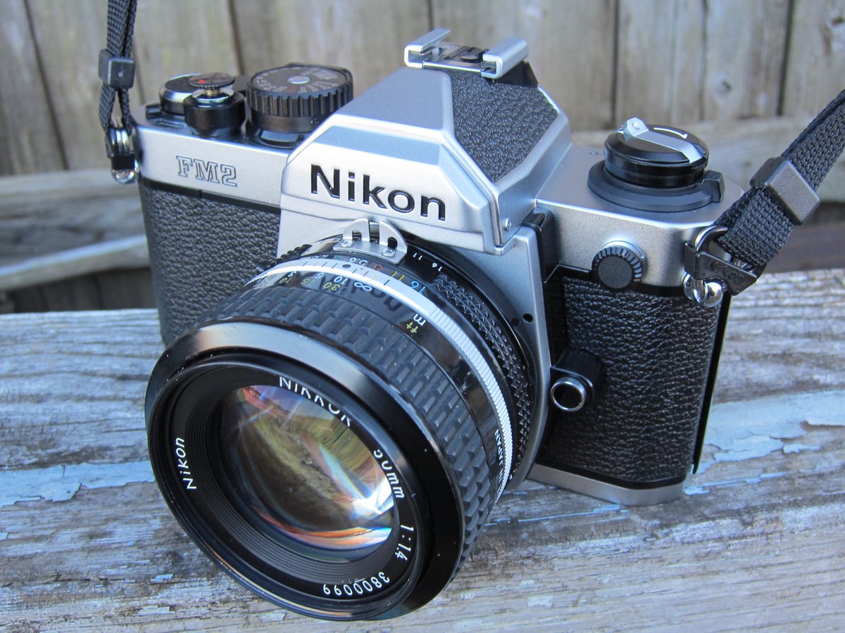 m_takeki's tweet photo. Nikon FM2を購入しました。ほぼ未使用の新同品です、もう出てきそうも無いので衝動買いしました。お小遣いが無くなりました、予定変更で寝正月になりそうです。 https://t.co/TtrOmiaRVa