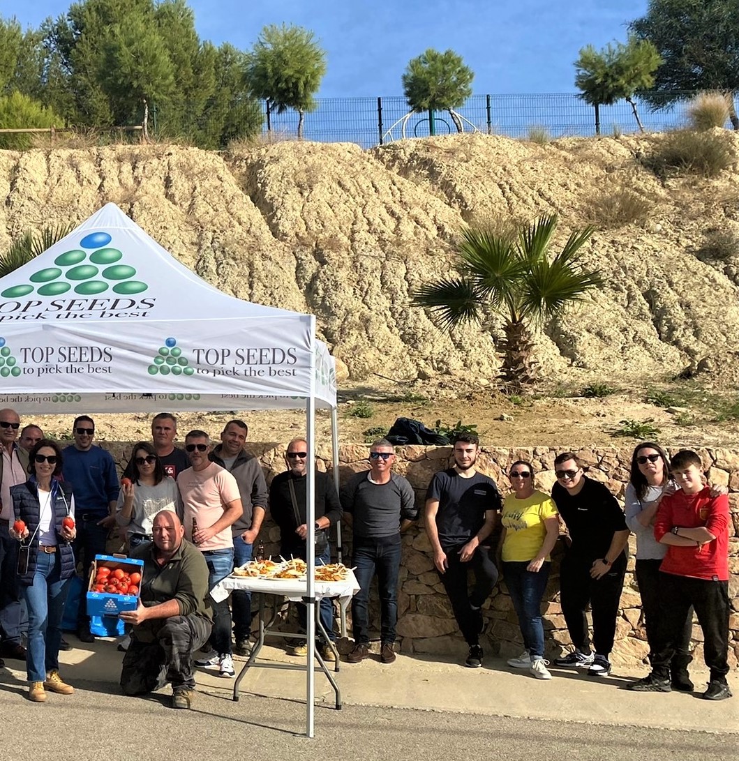 Poli_ElEjido's tweet photo. Patrocinador Oficial del Pvo El Ejido @TopseedsES🔝🌱
💙TOP SEEDS IBÉRICA💙
¡Muy felices con la jornada de puertas abiertas celebrada en #LosGallardos!😀para conocer las principales características de #Arondir, nuestra nueva variedad de #TomatePera🍅🍐
#TopSeeds #tomate https://t.co/rJSFj3irLm