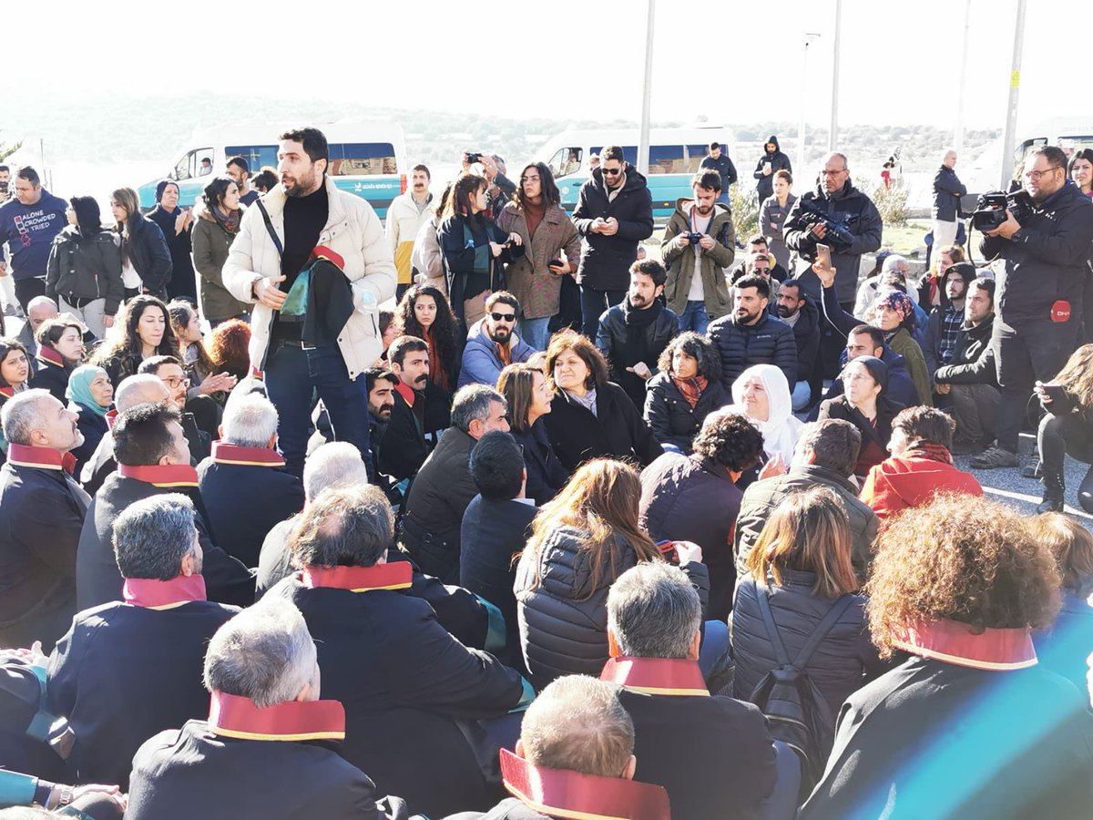 Deniz Poyraz duruşması avukatsız, savunmasız, katılan tarafsız  yürütülmek için komplo ile başladı. TBB başta olmak üzere barolar kabul etmiyor, savunma kabul etmiyor, bizler kabul etmiyoruz. Deniz Poyraz duruşmasını meydanlara taşıyoruz.#DenizPoyraz