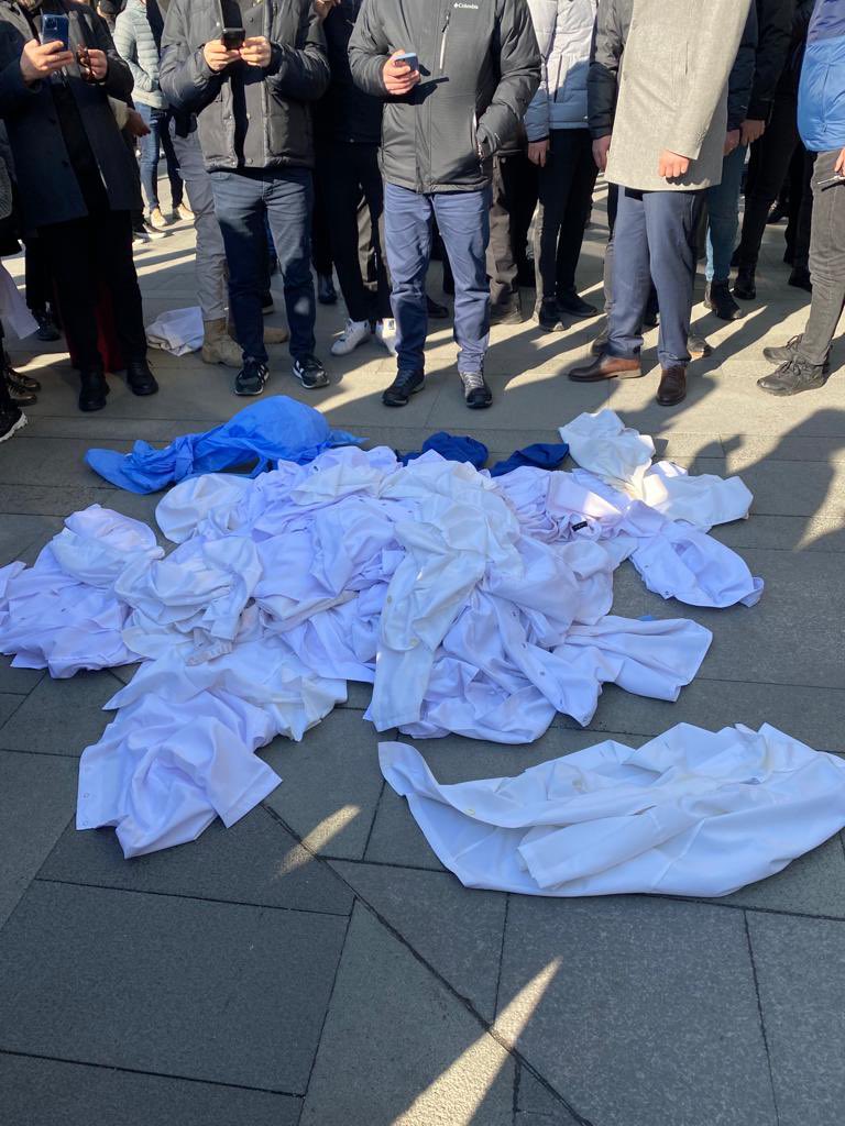 Yönetmelikle önlüklerimiz yerlerde..
Bu fotoğraf kartel hastaneler ve onların temsilcilerine karşı hekim duruşunu temsilen hep akıllarda kalsın.. 
#MedipolYönetmeliğineHayır 
<a href="/drfahrettinkoca/">Dr. Fahrettin Koca</a>