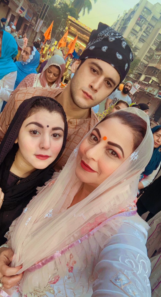 GurpreetKChadha's tweet photo. Took blessings with my children at the Nagar Kirtan organised by Four Bunglows Gurdwara sahib on the occasion of Sahib Sri Guru Gobind Singh ji’s birthday 🙏 @ChadhaAnanya @GananayChadha 
#Srigurugobindsinghji https://t.co/9aHSjVVDdY