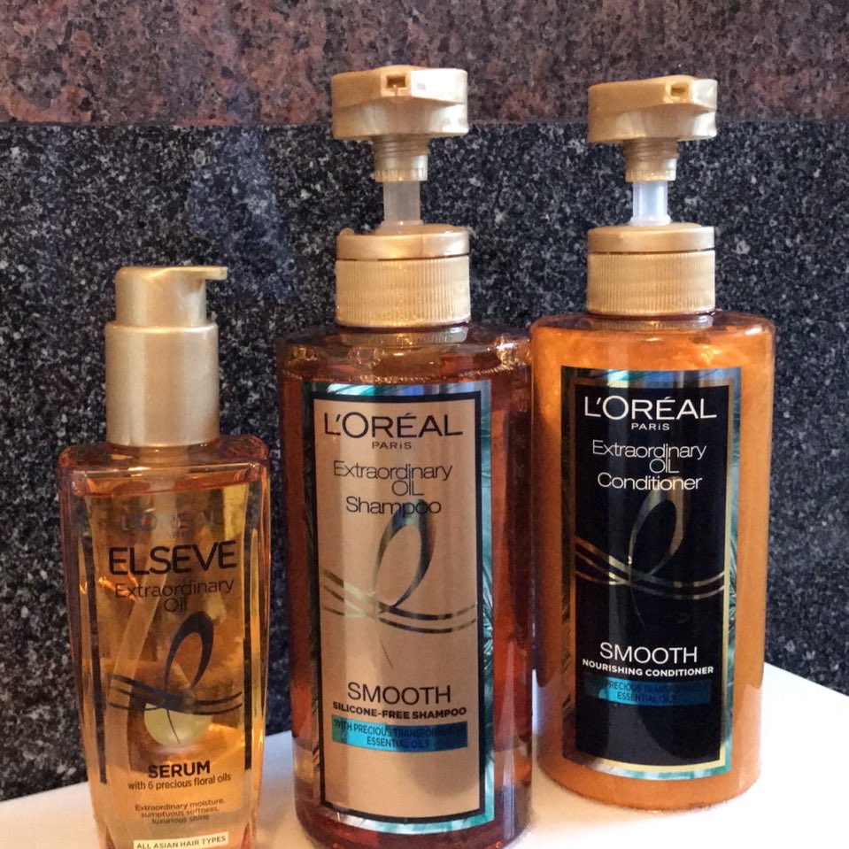 fhaarraariiii's tweet photo. 🧴 ใครมีปัญหาผมแห้งเสีย ชี้ฟูเหมือนเราอยากให้ลองตัวนี้ L'OREAL Extraordinary oil ดีมากกก ใช้คู่กันเลยทั้งแชมพูครีมนวด หอมมาก ตอนไดร์เราใช้ออยบำรุงผมไปด้วย ผมนุ่มลื่นมากกกก เลิฟน้องสุดๆ ✨ https://t.co/zzii00PQX7