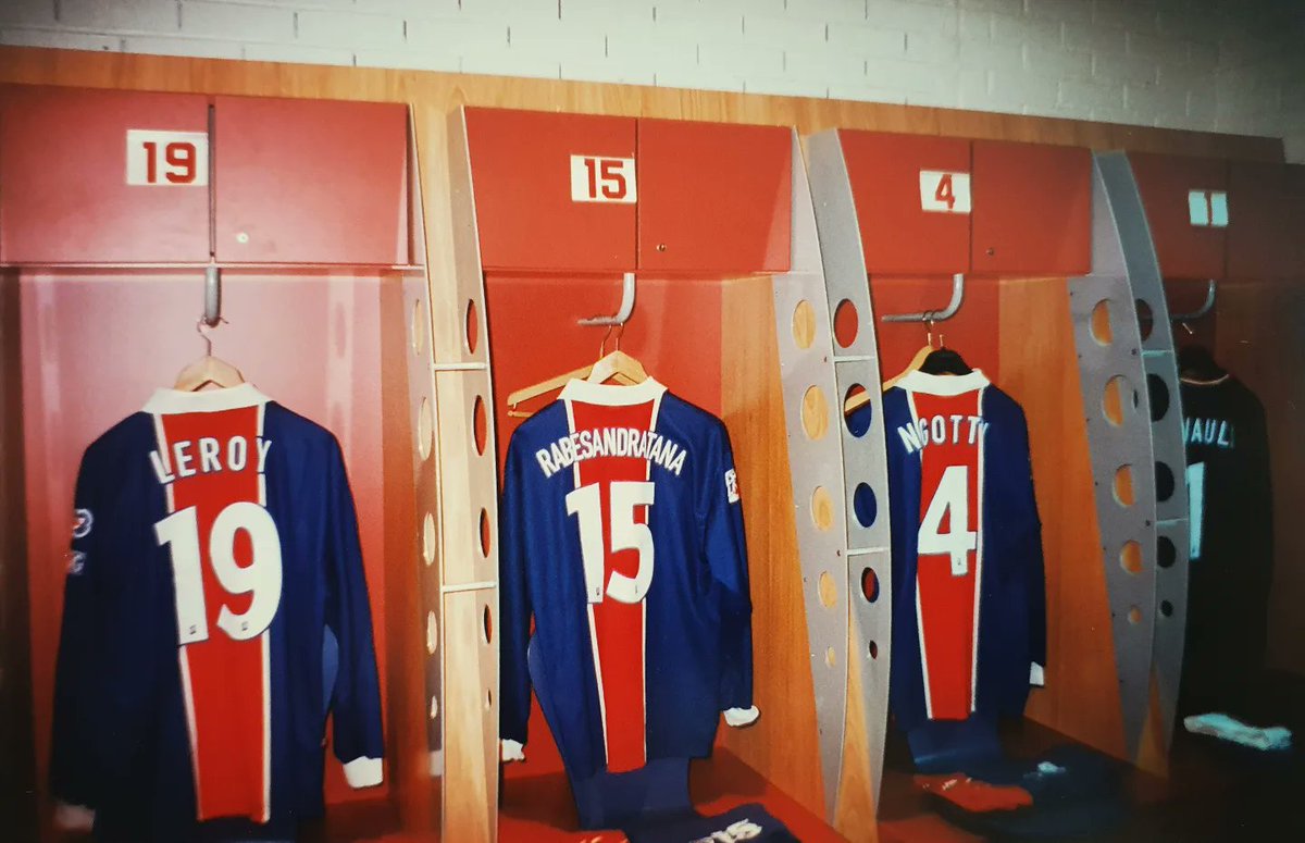 NavetBenjamin's tweet photo. De beaux maillots « Hechter » exposés dans le vestiaire du Parc des Princes. Photo prise en décembre 1997.
🔵🔵⚪️🔴🔴⚪️🔵🔵

📸: collection personnelle @NavetBenjamin 

#PSG #PSGlegend #BBRBB #MaillotHechter
@ERabesandratana https://t.co/nuilPlcdgD