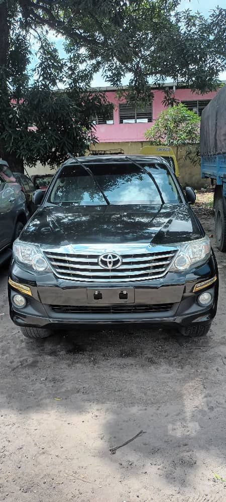 Servic1Car's tweet photo. Toyota fortuner sans plaque
Année de fabrication 2015
Climatisation impeccable
Essence automatique
4cylindre 
Prix 27000$ légèrement discutable
Happycarservice 🚗🚘 https://t.co/UR3A3Zrygl