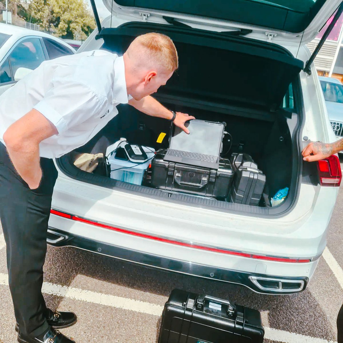 EclipseDiag's tweet photo. π Louis Dowson, Area Sales Manager at Eclipse, travelled to Luton earlier this year to train the team at DRJ Commercial on their two new Jaltest Commercial Vehicle diagnostics packages! π
#Eclipse #Jaltest #EclipseInAction #CommercialVehicle https://t.co/vEYmeM2wf2