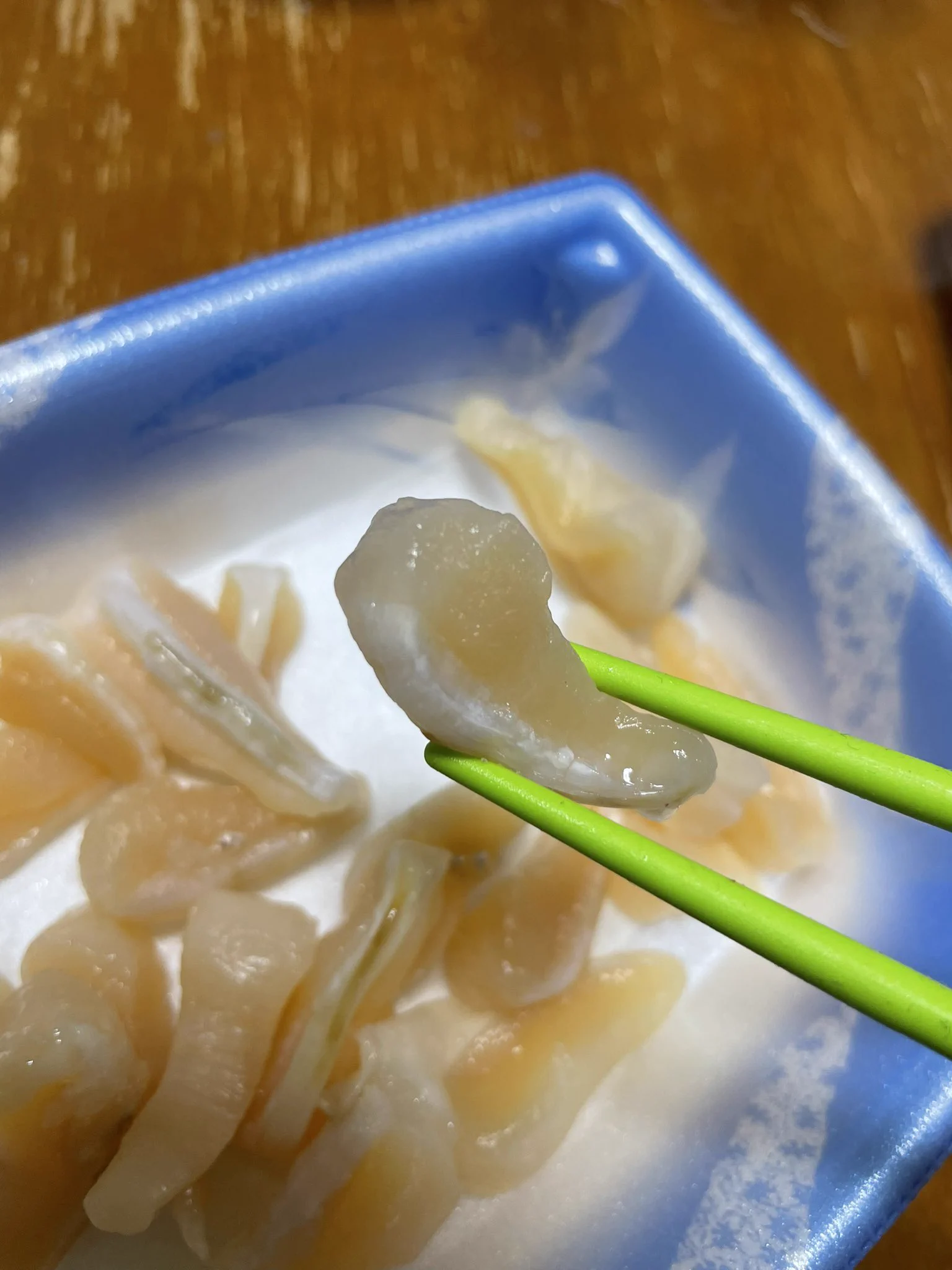 刺身を食べてびっくり！アコヤガイから出てきたのは、真珠だった！？