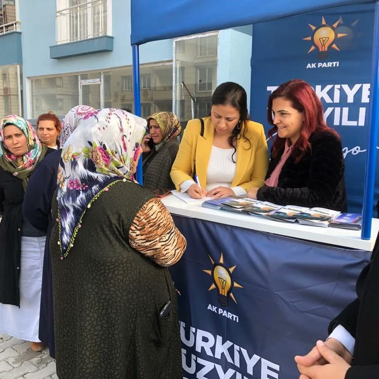 AkEda_Celik's tweet photo. 📍Defne

AK Parti ailemizi büyütüyoruz. 🇹🇷

#sensizolmaz
#AkKadınHataySahada
#Hatay https://t.co/R6y3GEtJN9 https://t.co/ojPjheyTYU