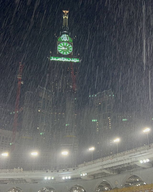 يارب مكة والدنيا مطر 🤍