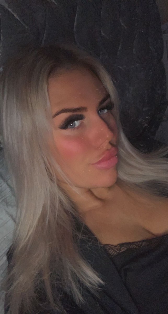 GoddessBeth1990's tweet photo. Come and worship me. https://t.co/rxjpUHlBi4