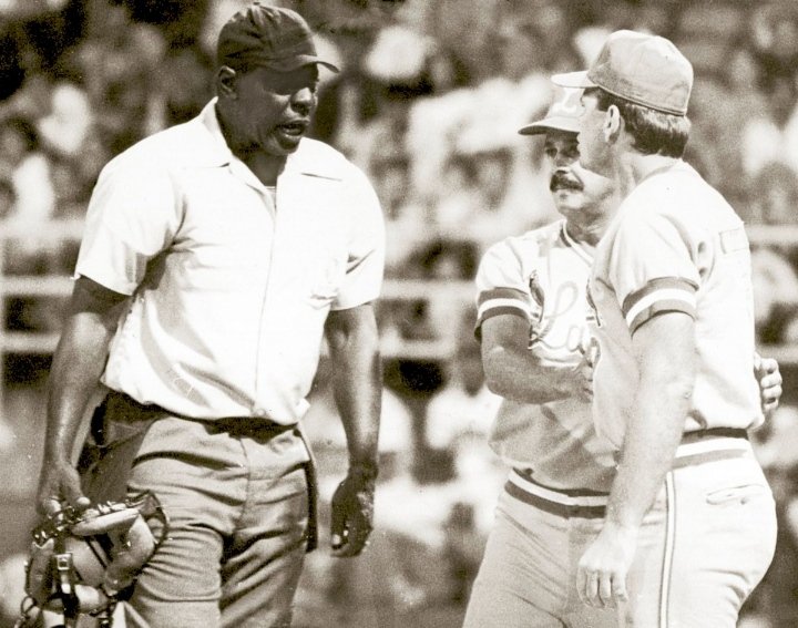 abramartti's tweet photo. Roberto Herrera nació el 21/4/1936, en Cuba.
Jugó Béisbol en varios países y en Venezuela lo hizo con los Leones del Caracas (1967/1971) pero su gran pasión fue "impartir justicia" en el diamante (Umpire) en la LVBP (más de 20 años)
Falleció el 27/12/2018.
¿Cuál era su apodo? https://t.co/iptPv93XJd