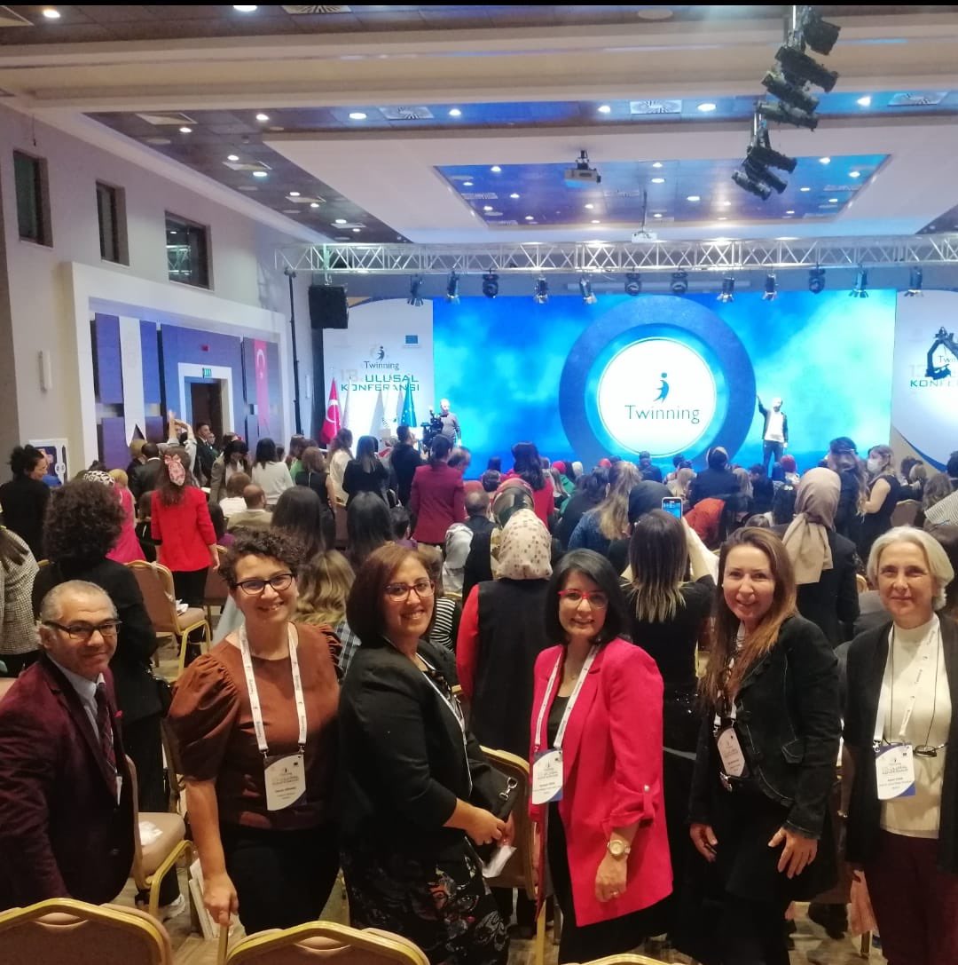 bodrumMEM's tweet photo. e Twinning Ulusal Destek Servisi tarafından 26-28 Aralık 2022 tarihlerinde Antalya'da gerçekleştirilmekte olan "eTwinning 13. Ulusal Konferansı’na” ilçemiz @UmurcaB İngilizce  Öğretmeni Süeda SÖNMEZ katılım sağladı.
 @tcmeb  @mugla_mem @bilgehanbayar38  @emrecay55 @AldalBulent https://t.co/KQVVJnvWtC
